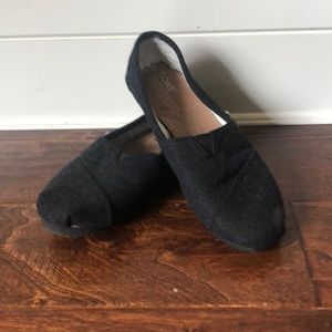 Cozy black Toms